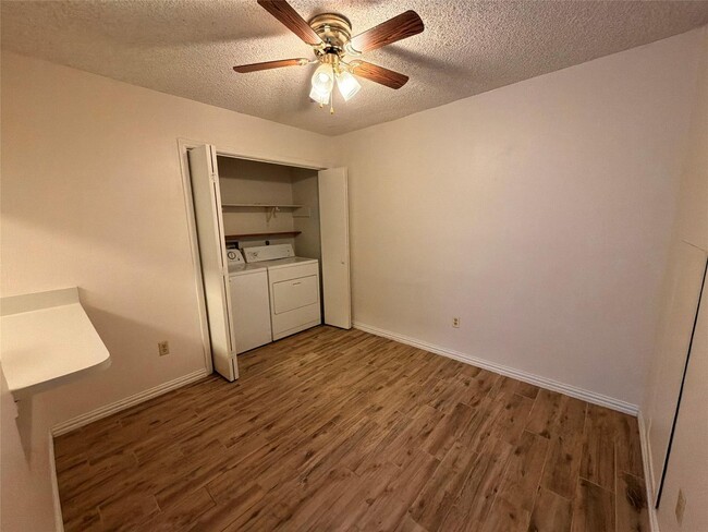 Foto del edificio - 2327 Torrington Dr