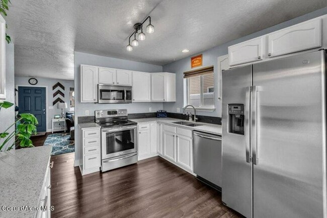 Building Photo - 3-Bedroom Home in The Landings – Fully Fenced Yard & 2-Car Garage