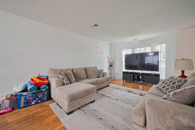 Building Photo - 13351 Oak Leaf Ln