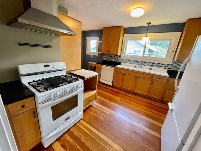 Building Photo - Beautiful 3bd/1bath South Tabor Bungalow w...
