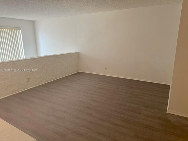 Foto del edificio - 17901 NW 68th Ave