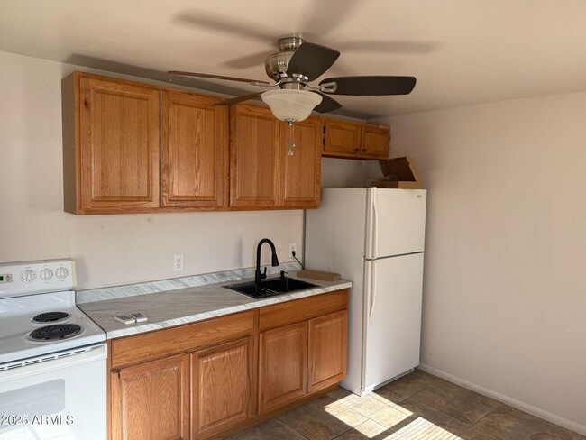 Building Photo - 214 W 9th St