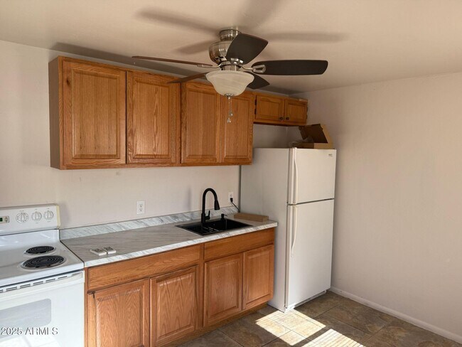 Foto del edificio - 214 W 9th St