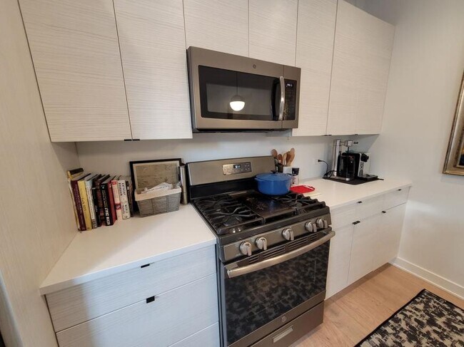 Building Photo - 2 bedroom in Chicago IL 60640
