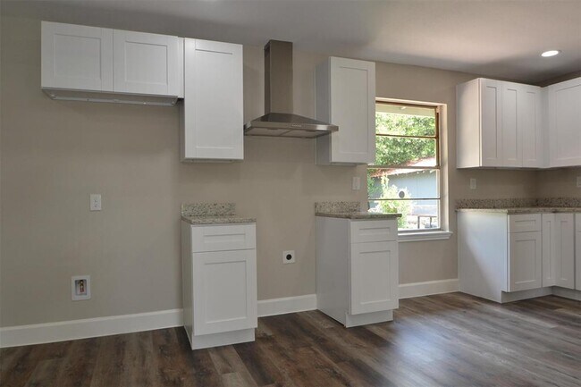 Building Photo - 5607 Northridge Dr