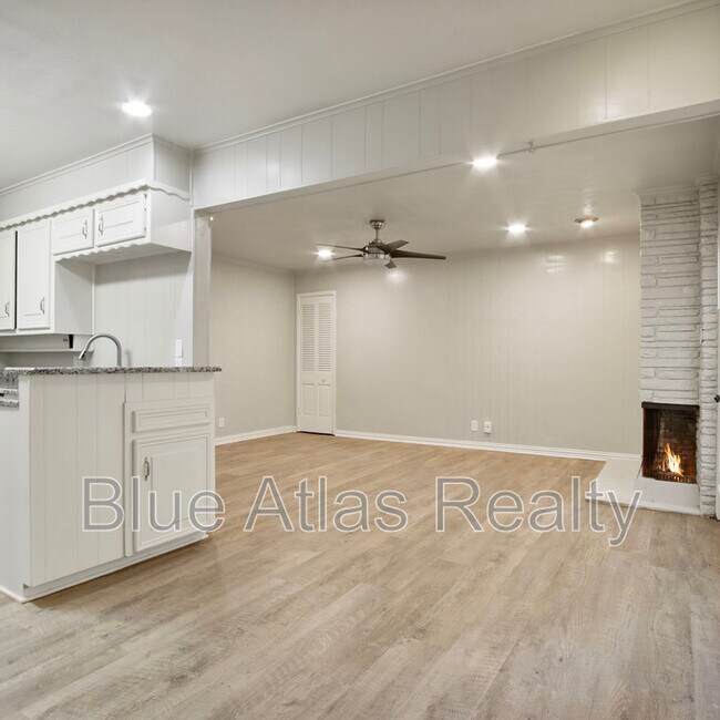 Foto del edificio - 4439 Altamesa Blvd