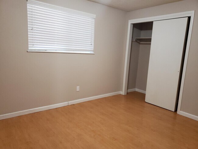 Building Photo - 2809 W Pleasanton Ave