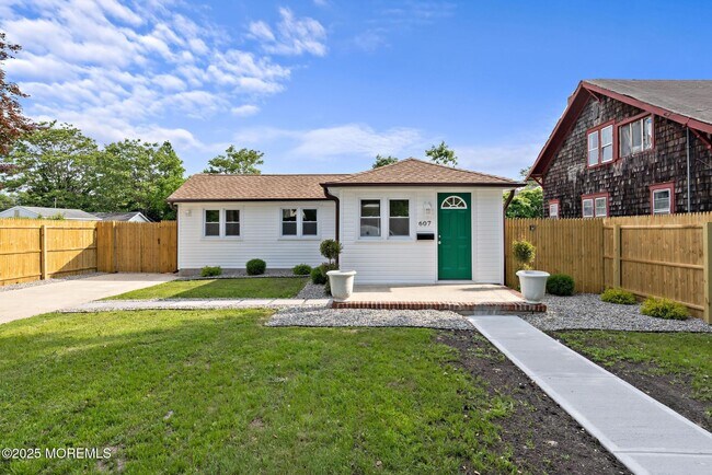 Building Photo - 607 Warren Ave