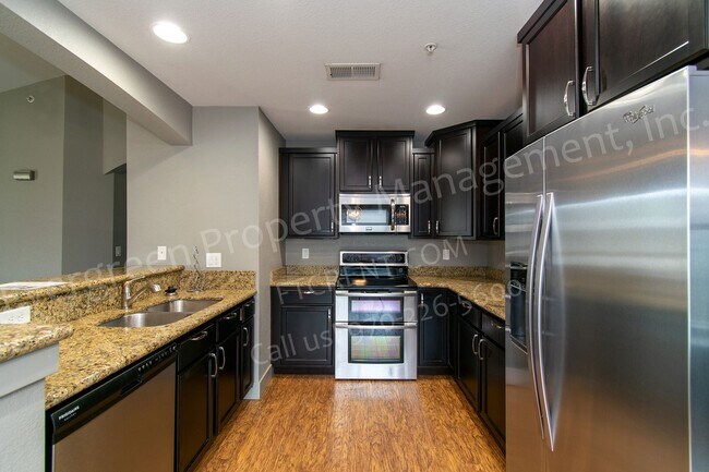 Building Photo - 2 bedroom, 2 bathroom condo in prime locat...
