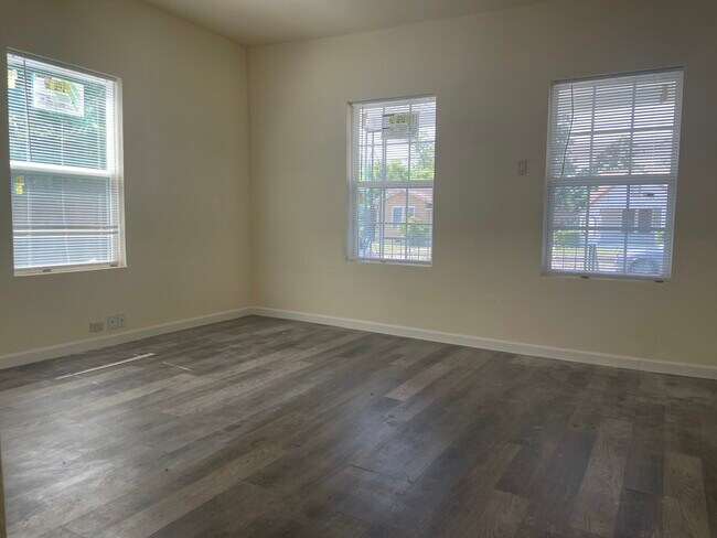 Foto del edificio - 2235 E Houston St