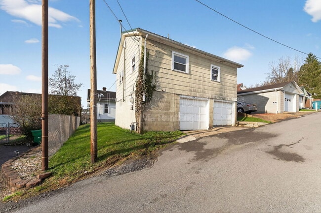 Building Photo - 604 Hart St