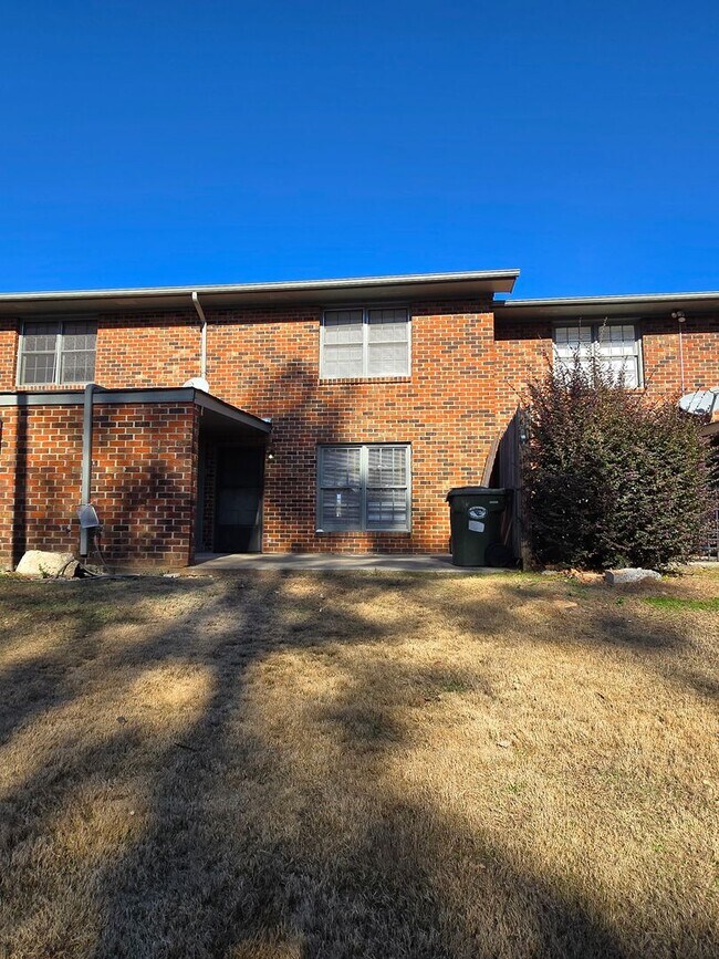 Foto del edificio - 2 bedroom 1.5 bath condo now available for rent in Dalton, Ga