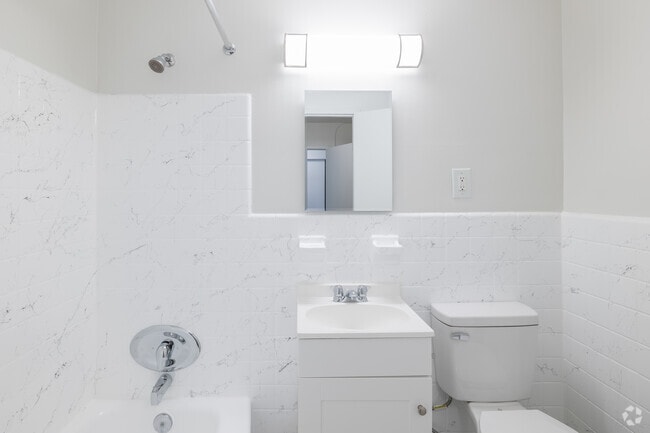 Studio - 675SF - Bathroom - Dorchester Apartments
