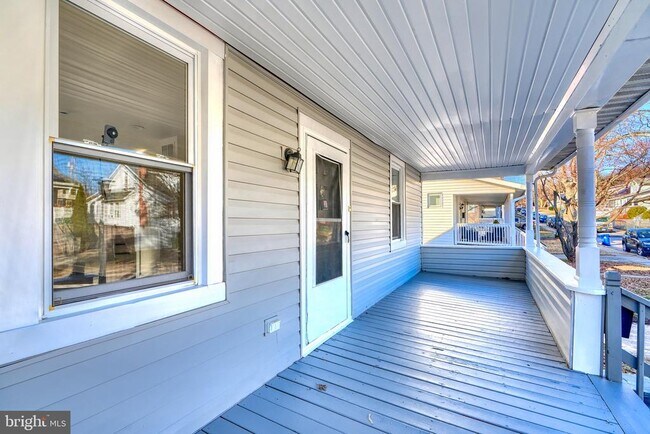 Foto del edificio - 6504 Rosemont Ave