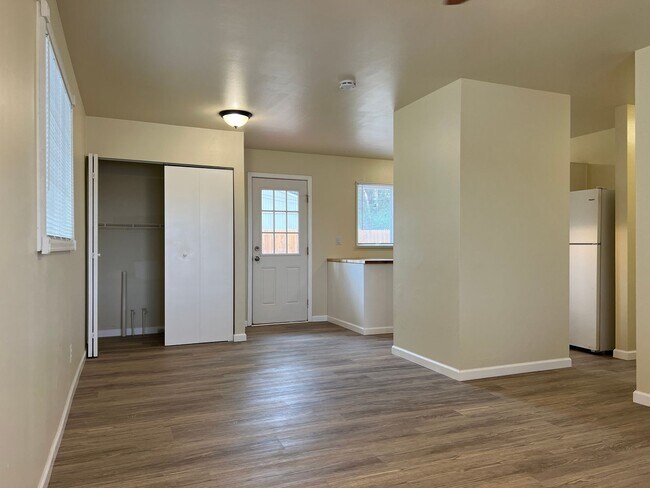 Building Photo - NEWLY UPDATED RANCH HOME WITH CARPORT.