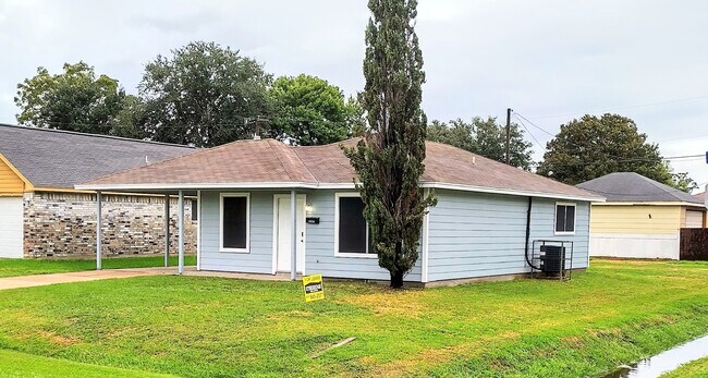 Building Photo - 2602 8th Ave N