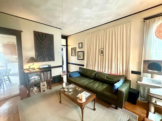 Building Photo - 3-bedrooms - 2nd floor - Oak Square BRIGHTON