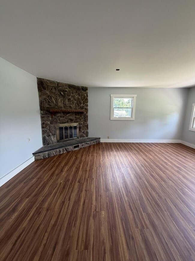Building Photo - 721 Wayland Dr