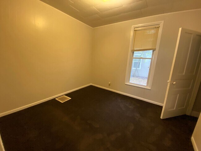 Building Photo - 828 Gibson