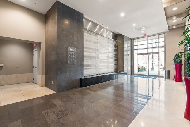 Foto del edificio - 25th Floor Condo in the heart of Uptown!!