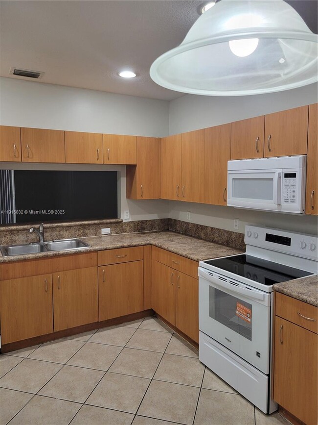 Building Photo - 2573 SW 82nd Ave