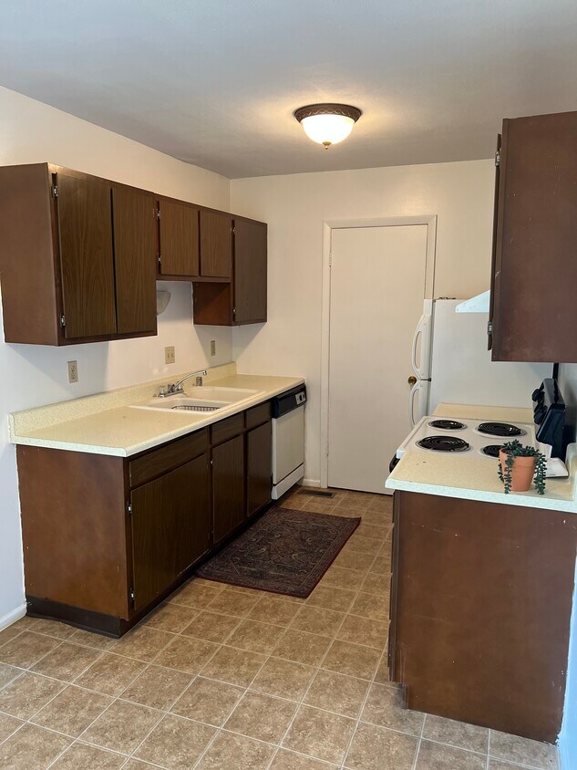 2275 N Cable Rd Unit 210, Lima, OH 45807 Condo for Rent in Lima, OH