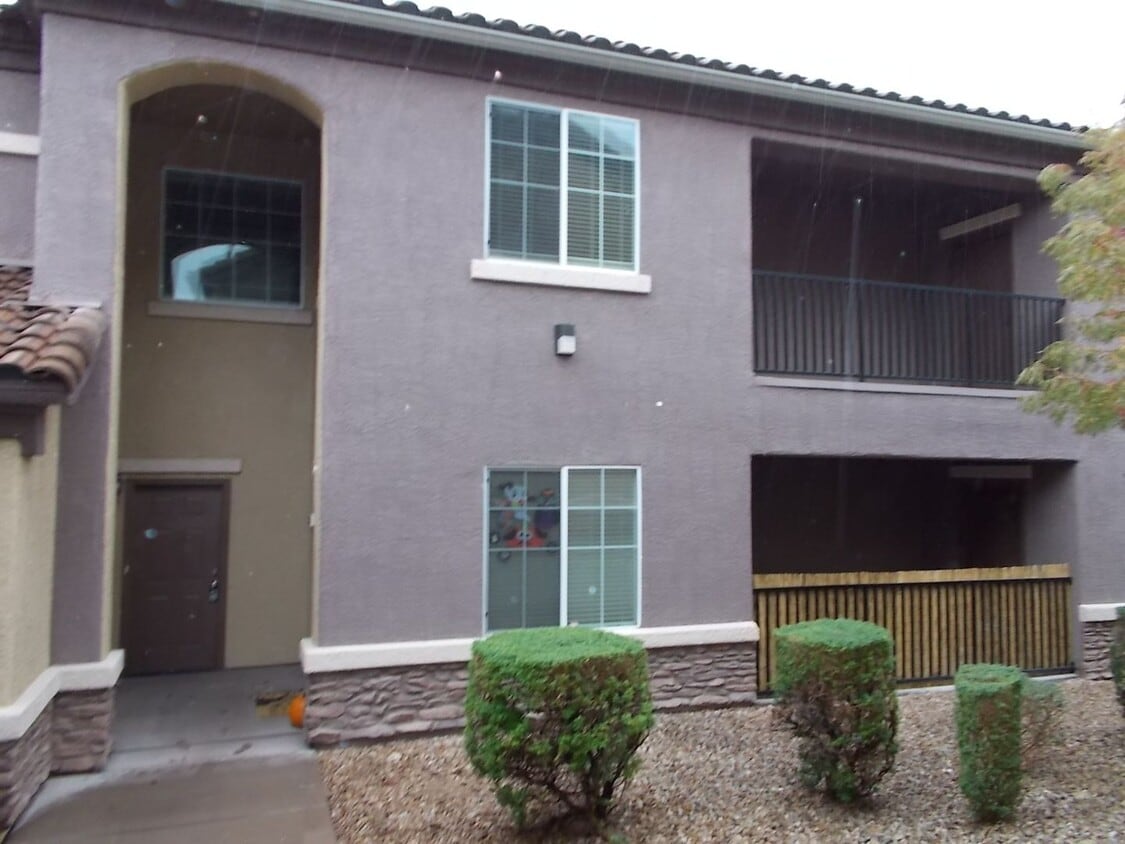 Foto principal - Spacious 2 Bedroom + Den, 2 Bath Condo in a Gated Community