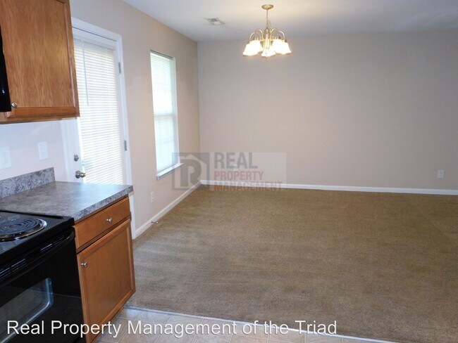 Building Photo - 3 br, 2.5 bath House - 1017 Meadow Oak Dr.*