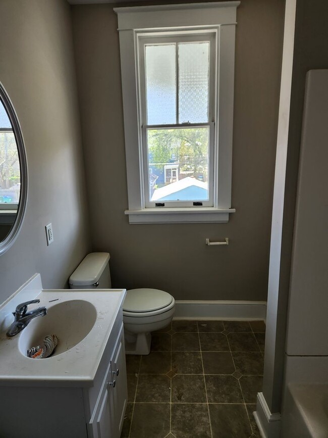 Building Photo - Renovated 2 bed 1 bath duplex Unit-Richmon...