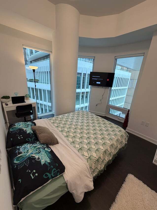 Photo du bâtiment - Master Room ? St Patrick St & Dundas St W