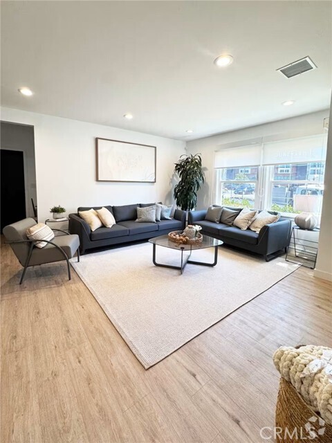 Building Photo - 2141 Fox Hills Dr