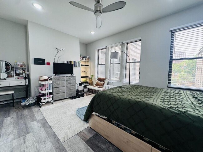 Foto del edificio - 0 bedroom in Chicago IL 60657