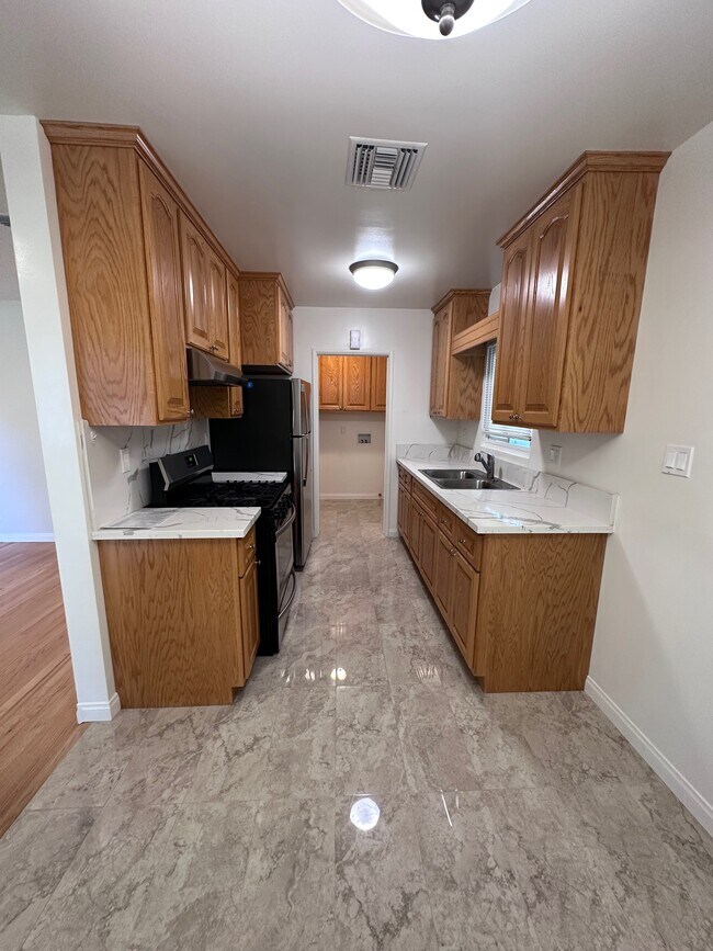 Building Photo - 309 S Eucalyptus Ave