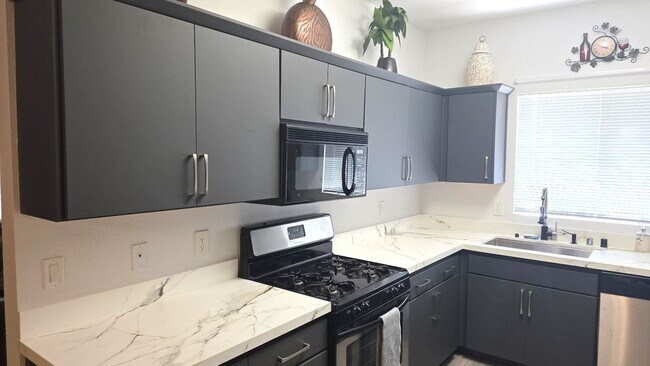 Foto del edificio - 3 Bedroom Furnished Condo in Spanish Palms