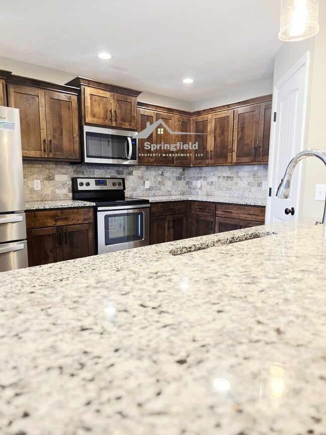 Foto del edificio - Republic -Newer w/ 3 Car Garage - Close To Republic High School