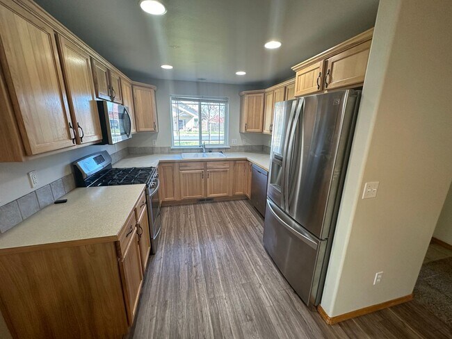 Building Photo - NW Redmond, 3 Bdrm, 2 Bath, All Appliances...