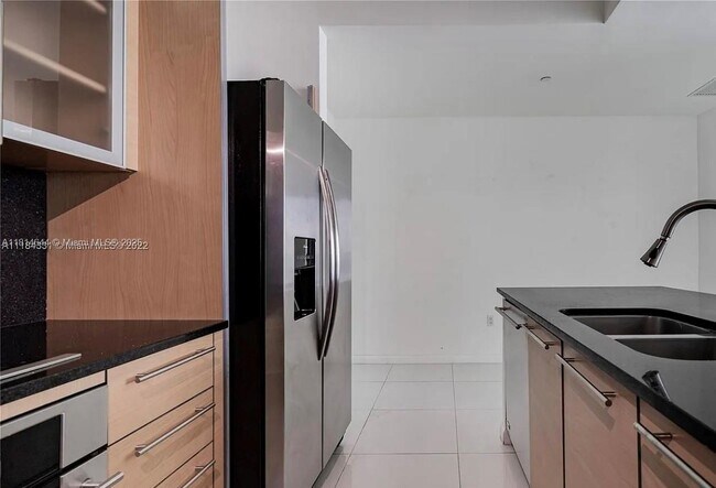 Building Photo - 950 Brickell Bay Dr