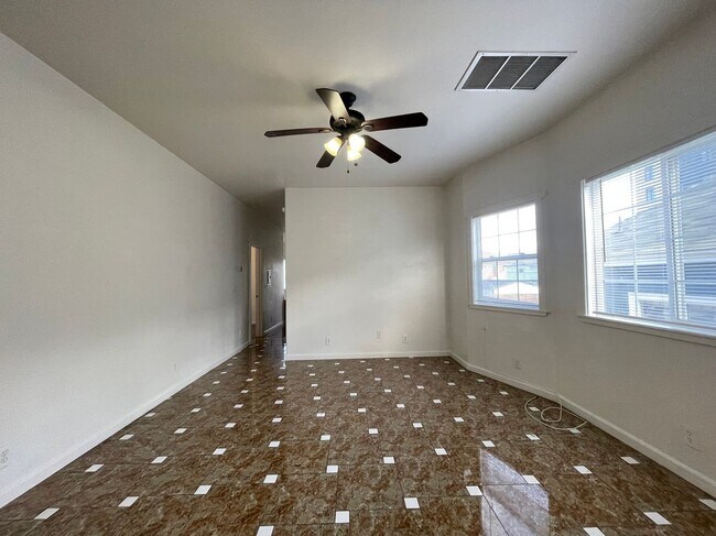 Foto del edificio - 682 W MacArthur Blvd