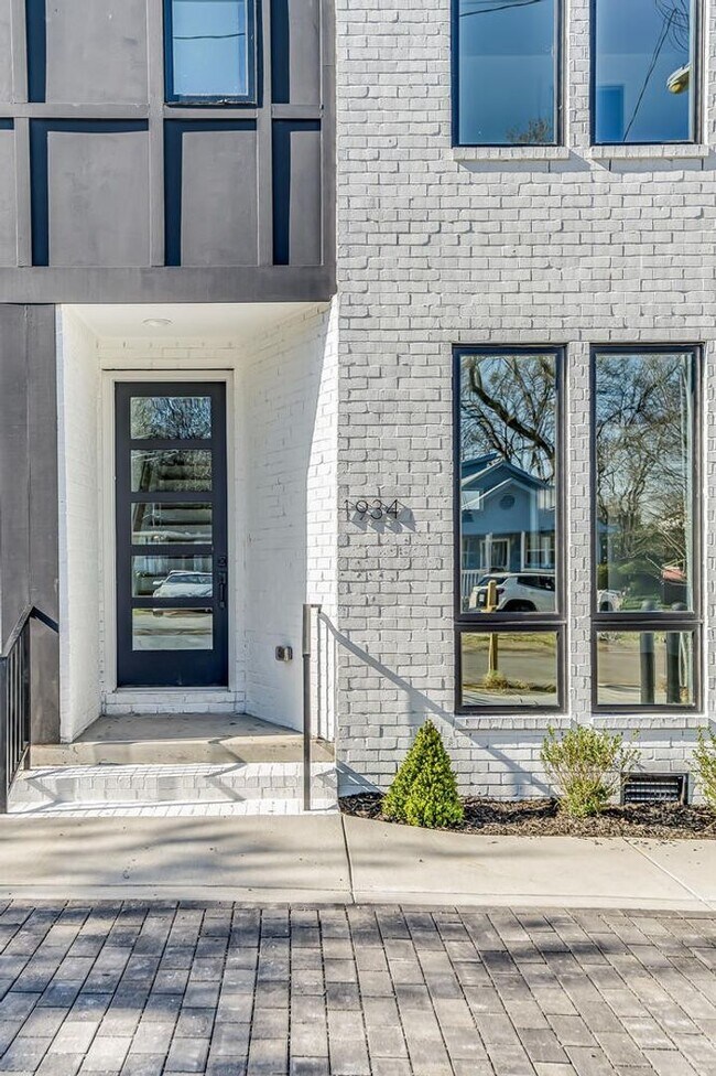 Foto del edificio - Stunning 4 Bedroom Home w/ Rooftop Deck Close to Downtown Nashville