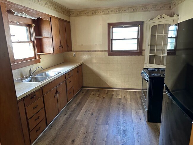 Building Photo - Beautiful 2 bedroom 1 bath house with garage!