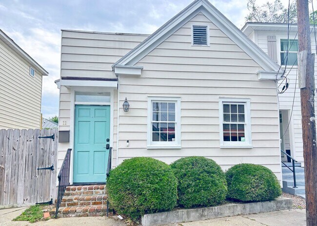 Building Photo - Available July 9th. FULLY FURNISHED 3 BR i...