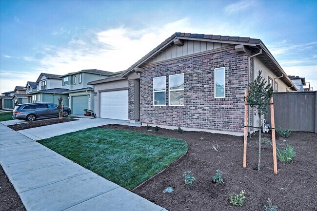 Foto del edificio - FULLY FURNISHED - ALMOST NEW 4 BED, 2.5 BATHS, 2 CAR GARAGE, 1 STORY IN NORTH LAKE COMMUNITY, NOR...