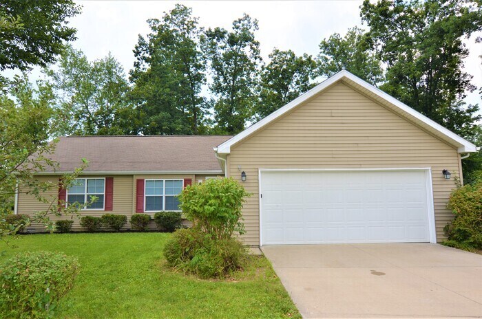 Primary Photo - Charming 3 Bedroom Home