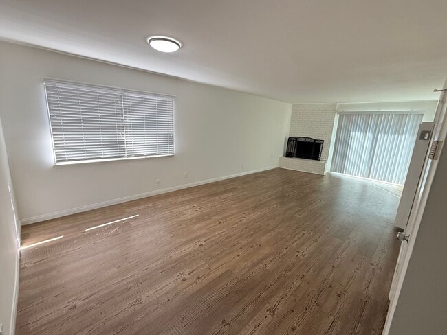 Building Photo - 4 bedroom home in LB with Large backyard now ready to rent!