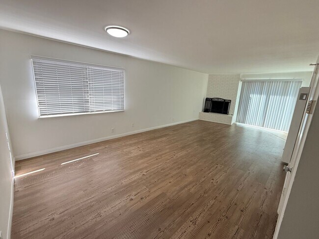 Foto del edificio - 4 bedroom home in LB with Large backyard now ready to rent!