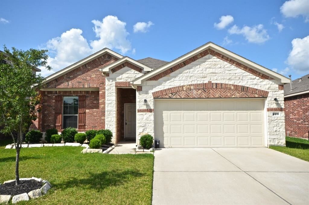 Foto principal - 8211 Running Brook Ln
