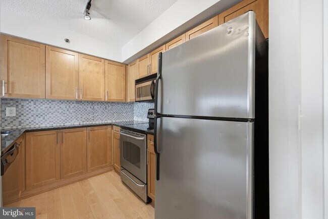 Foto del edificio - 7500 Woodmont Ave