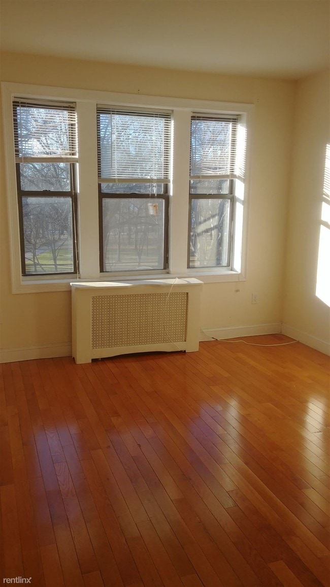 Building Photo - 1 br, 1 bath Apartment - 1084 Kennedy Blvd