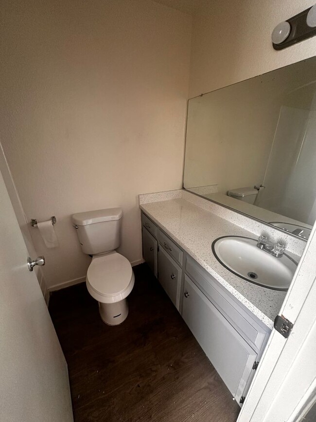 Building Photo - 2 bedroom 1.5 Bathroom Townhome for Rent