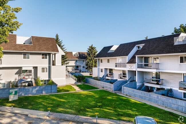 Building Photo - Deerwood Place